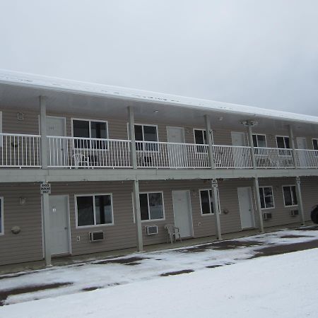 Kacee'S Northern Suites Fort Nelson Exteriör bild